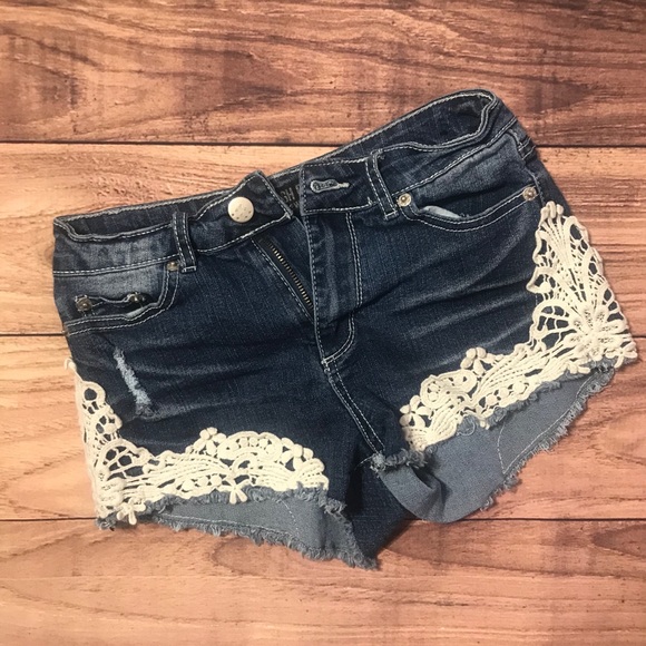 Jean shorts with white/ivory lace - Picture 3 of 9